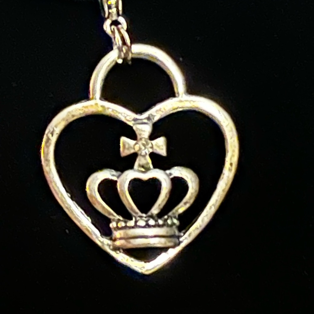 NWT Queen of Hearts Silvery Heart & Pendant Necklace